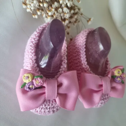 Sapatinho de Crochê Laço Encanto Rosa