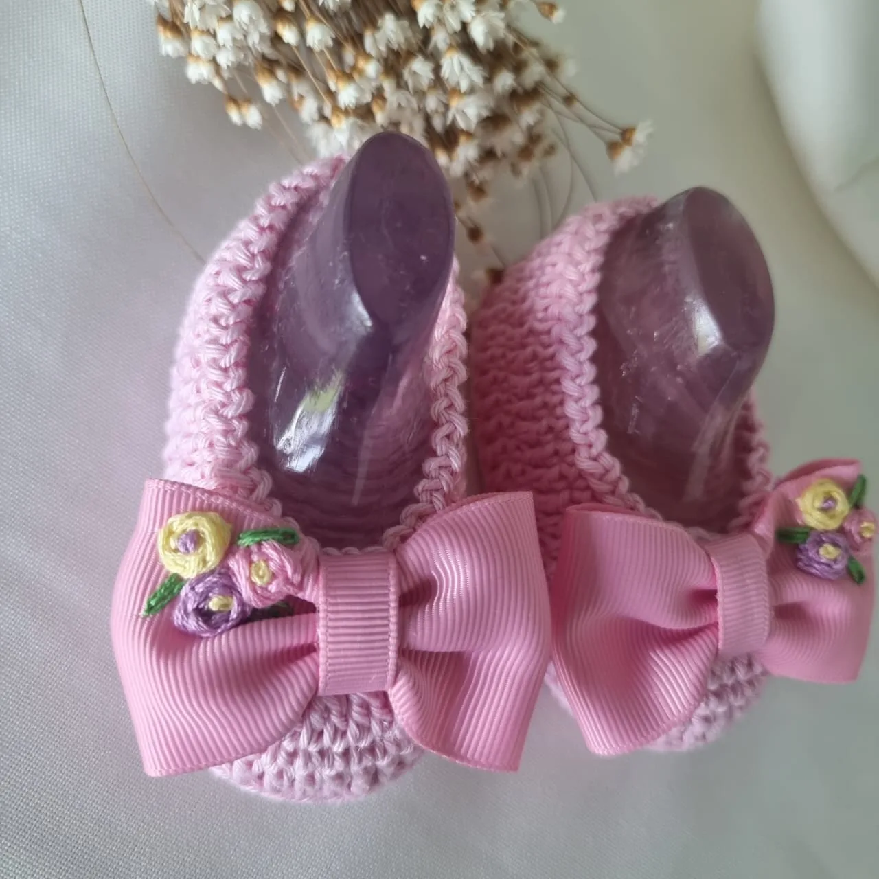 Sapatinho de Crochê Laço Encanto Rosa