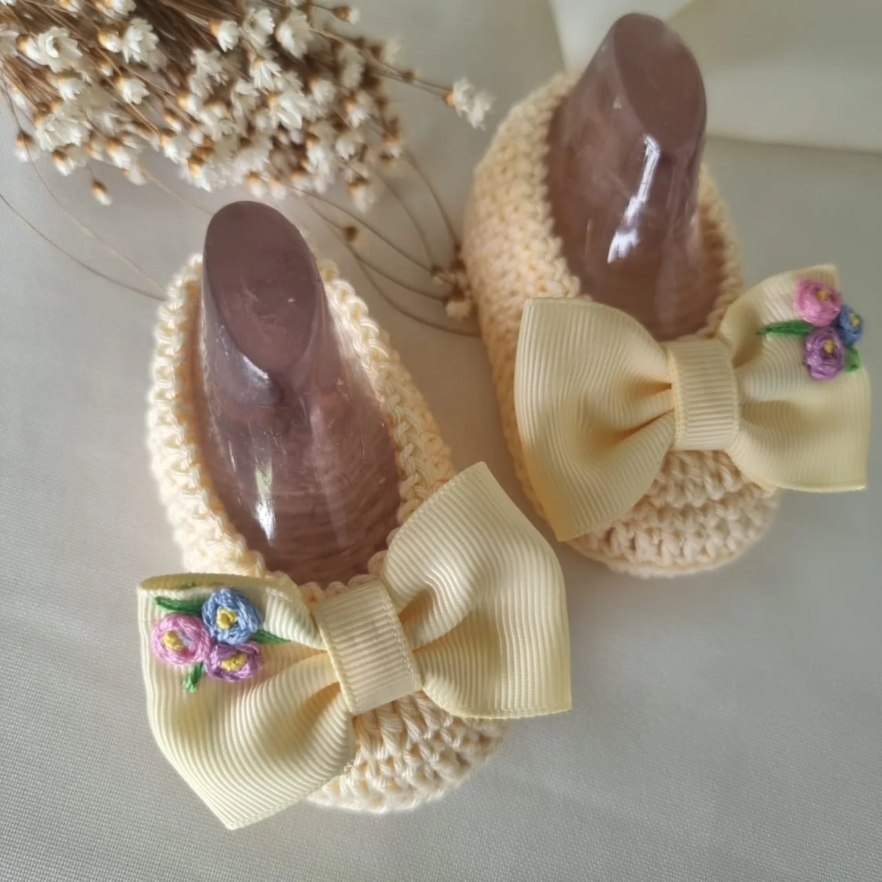 Sapatinho de Crochê Laço Encanto Amarelo