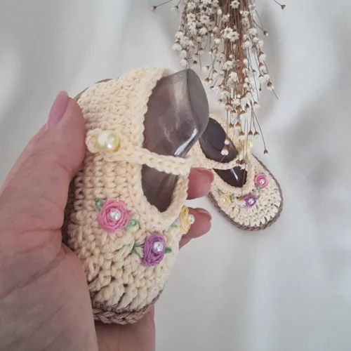 Sandália Bege com Florzinhas