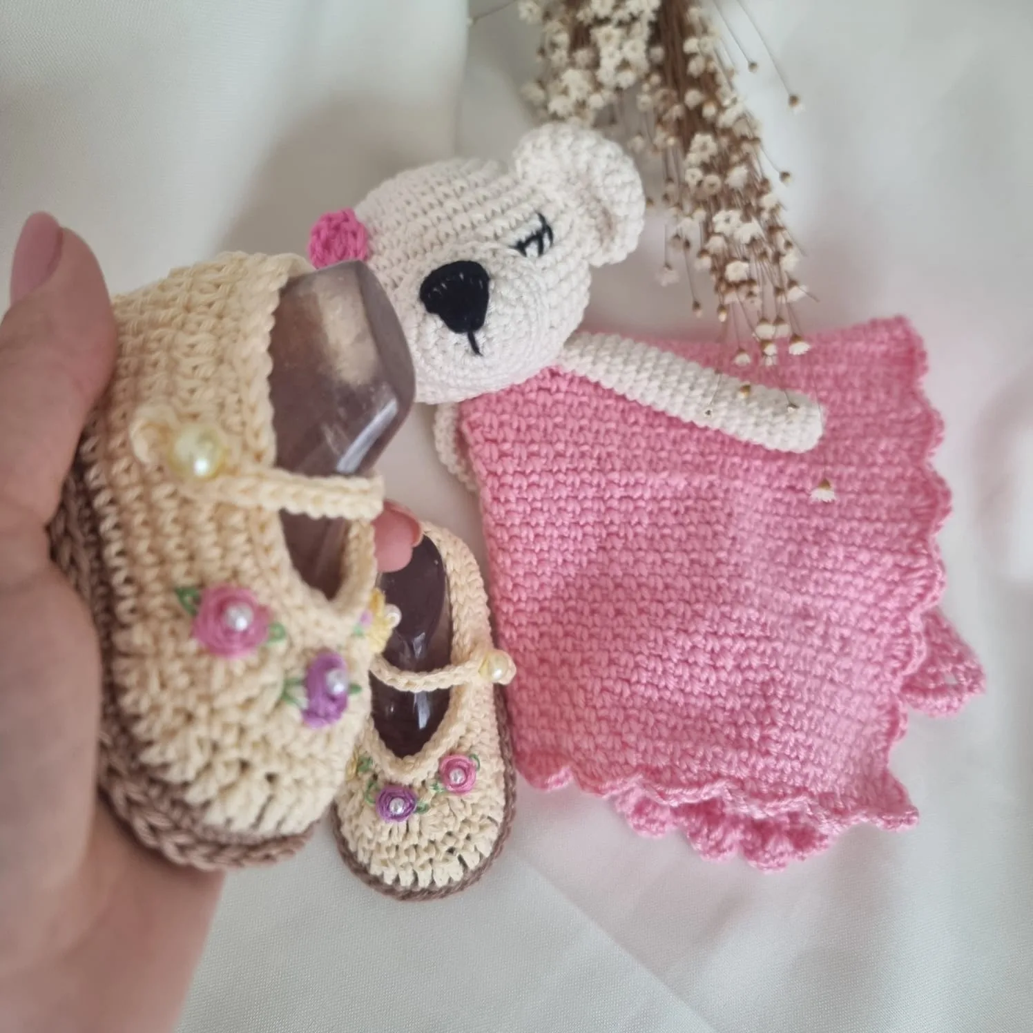 Kit Naninha Ursinho Soninho Rosa com Sapatinho Bege – Crochê Artesanal