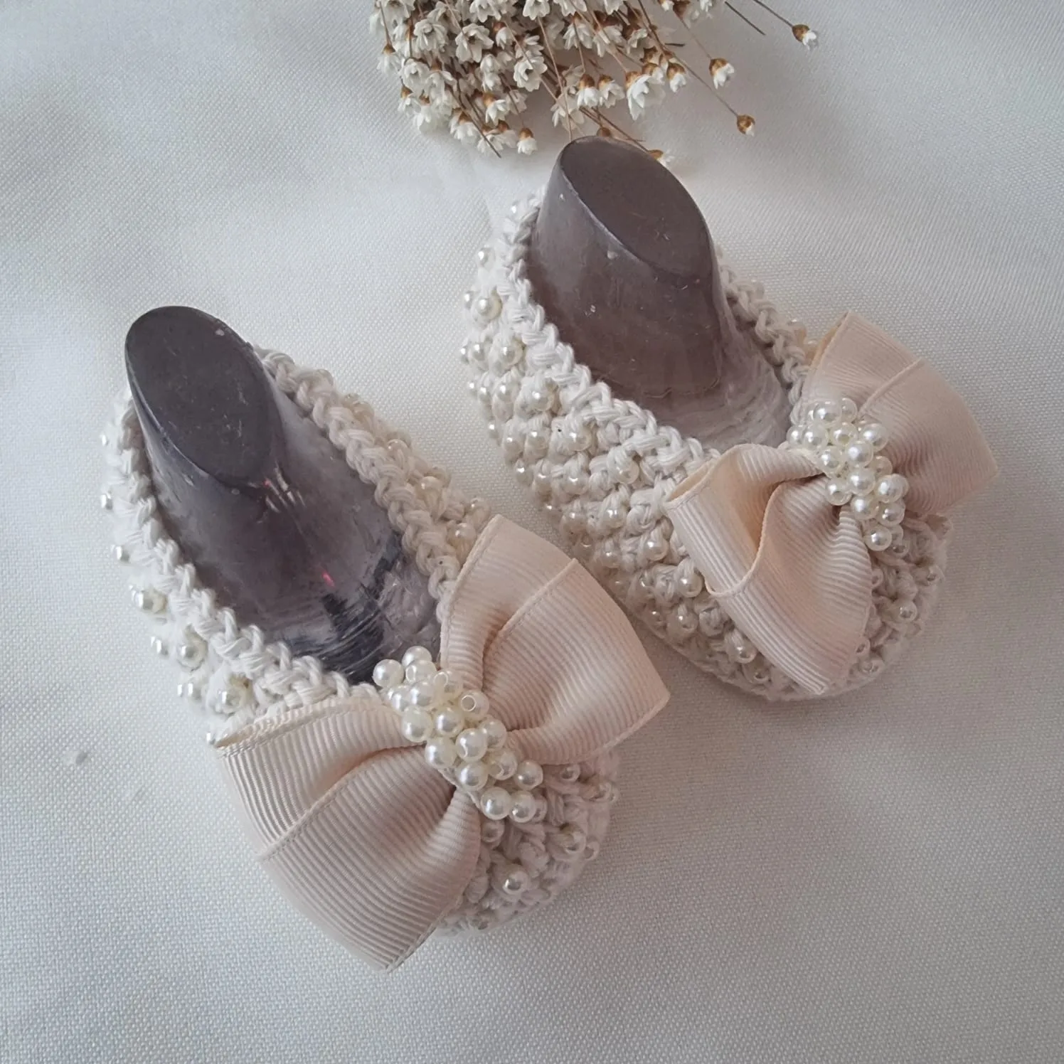 Sapatinho de Luxo "Princesa" - Todo em Pérolas com Laço - off white - Imagem 3