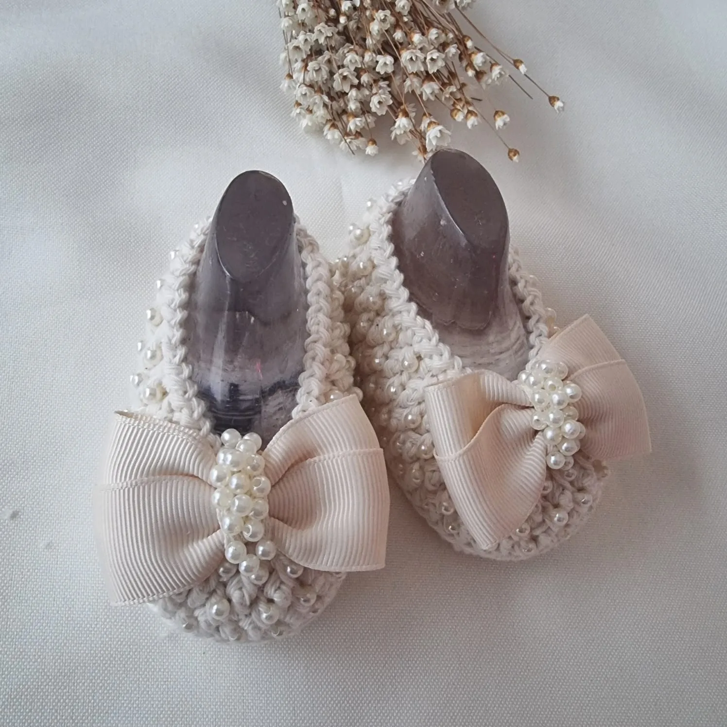 Sapatinho de Luxo "Princesa" - Todo em Pérolas com Laço - off white - Imagem 2