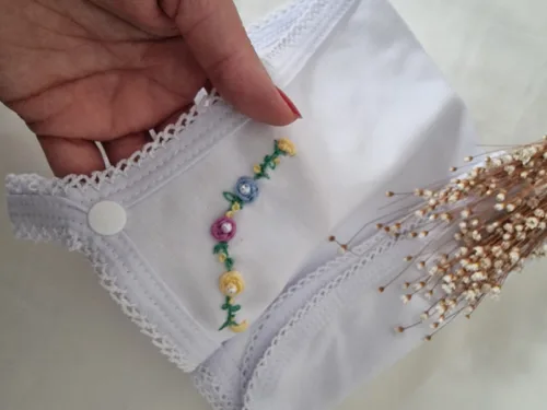 Babete Bordada à Mão – Delicadeza em Cada Ponto